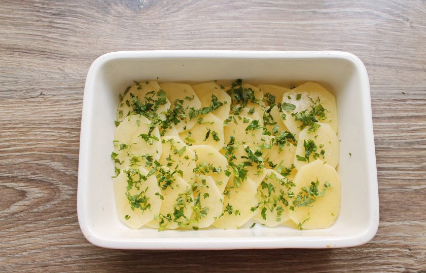 1. Этап. Гратен с беконом: Петрушку сполосните, обсушите и мелко порежьте, посыпьте картофельный слой.