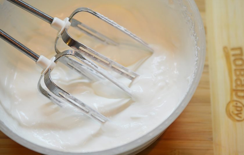 1. Этап. Домашнее мороженое: 1. Взбейте сливки до жестких пиков.