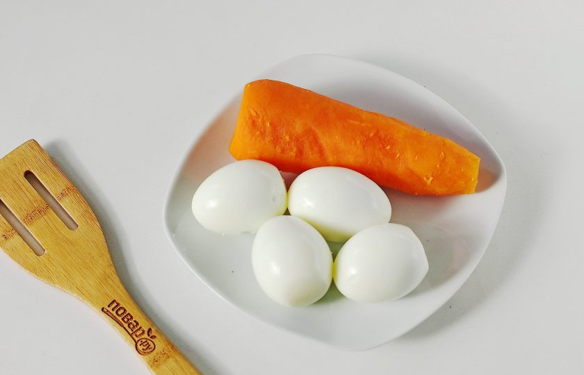 1. Этап. Салат Мимоза с грибами: Очистите яйца и морковь.