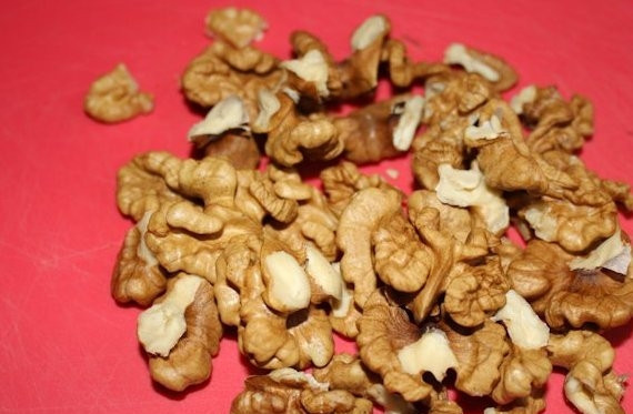 1. Этап. Салат из творога с чесноком: Грецкие орехи очистим от скорлупы.