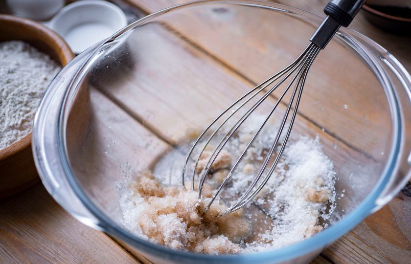 1. Этап. Тесто на топленом молоке: В просторную миску разотрите пальцами прессованные дрожжи и добавьте столовую ложку сахара.