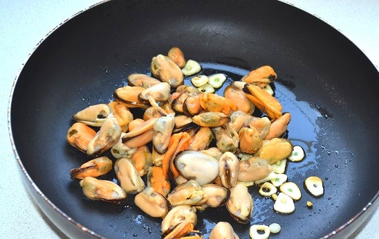 1. Этап. Мидии в соевом соусе: 4. Когда чеснок немного поджарится, выложите на сковороду мидии.