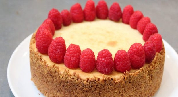 1. Этап. Чизкейк без сахара: Охладите чизкейк в холодильнике в течение 3-х часов и украсьте по своему вкусу. Приятного чаепития!