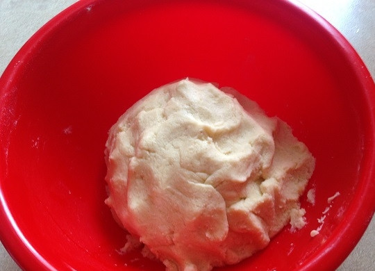 1. Этап. Печенье Уши Амана: 5. И получаем мягкое песочное тесто. При необходимости можно добавить либо муку, либо немножко молока. Отправляем тесто на 1 час в холодильник.