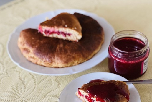 1. Этап. Сконы из цельнозерновой муки со сливой: Можно полить сливовым соком