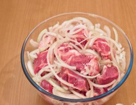 1. Этап. Шашлык из свинины, маринованый в помидорах: 4. В мясо добавляем лук и хорошенько перемешиваем.