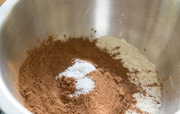 1. Этап. Печенье Шоколадные половинки: Приготовьте тесто. В глубокую посуду просейте муку с какао и содой. Добавьте соль.
