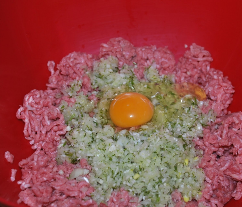 1. Этап. Люля-кебаб в аэрогриле: Добавьте яйцо и сок половинки лимона.