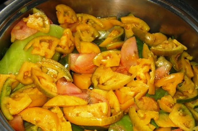 1. Этап. Вегетарианские голубцы с паниром: В каждый капустный лист положите по несколько ложек начинки. Заверните конвертиком, формируя голубец. На дно кастрюли положите несколько капустных листьев, сверху — голубцы, залейте стаканом воды и отварите в течение 10 минут после закипания. Затем добавьте порезанные помидоры, томатную пасту, сметану и несколько кусочков масла. Накройте крышкой и тушите минут 7-10. После этого блюдо можно подавать на стол.