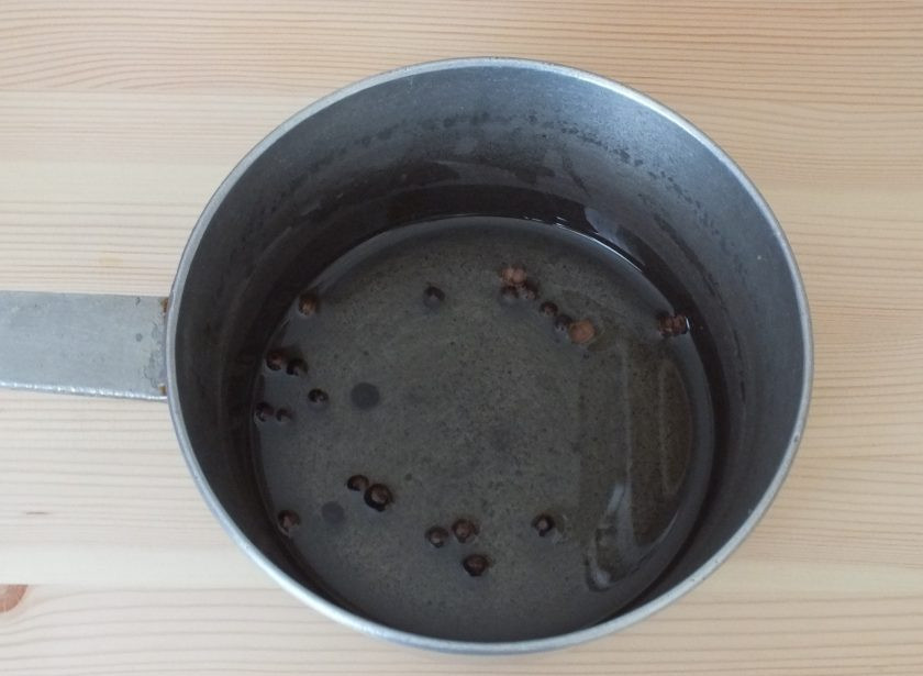 1. Этап. Пресервы из сельди: В сотейнике смешайте масло, 1/2 указанного количества кориандра и душистого перца. Поставьте на огонь, доведите до кипения и снимите. Охладите.