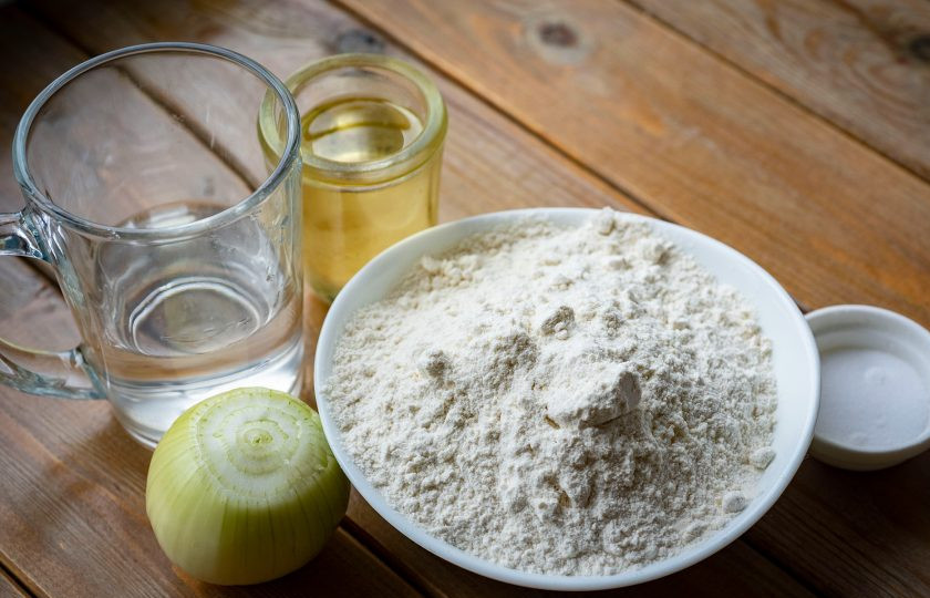 1. Этап. Слоеные лепешки с луком на сковороде: Подготовьте сразу же все ингредиенты.