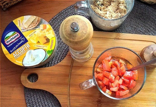 1. Этап. Рийет из тунца с помидорной сальсой: Отправляем кубики помидора в посуду. Наливаем соевый соус, желательно сладкий и оливковое масло. Перчим. Пробуем на соль. Я тоже не солила сальсу, мне соевого соуса было достаточно.