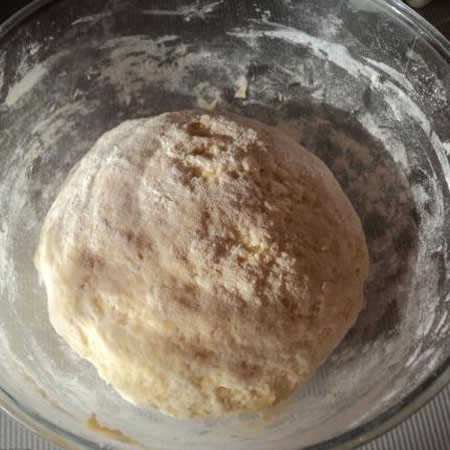 1. Stage. Sour cream crunch: Grate a packet of margarine, stirring with flour. It turns out like a baby. Then add sour cream and knead the dough. Put it in the freezer for 30 minutes.