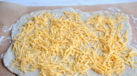 1. Этап. Оригинальные булочки: Тесто раскатайте в пласт. Сверху рассыпьте сыр и базилик.