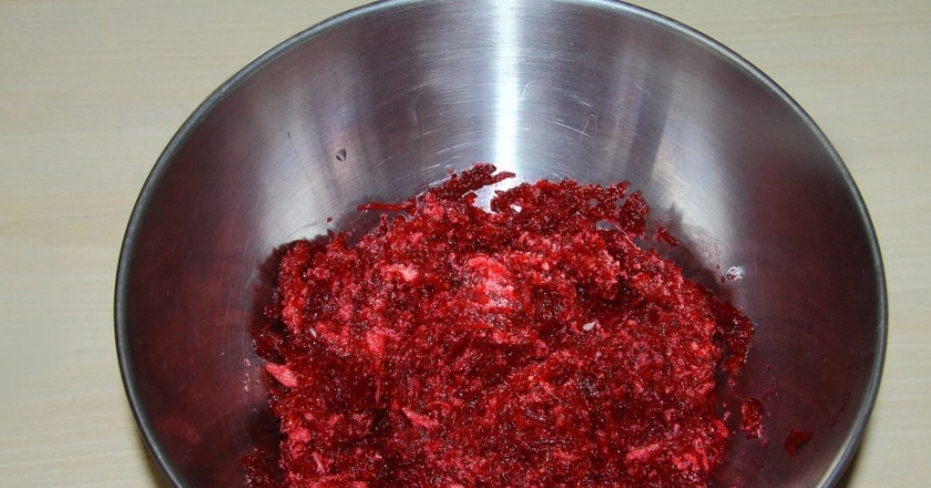 1. Этап. Оладьи из свеклы: 3. Перемешиваем полученную массу до однородности и оставляем на полчаса для набухания манки.