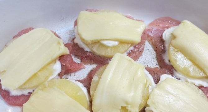 1. Этап. Куриная грудка с ананасами: Тонкими ломтиками нарезаем сыр. Кладем на курицу. Запекаем блюдо в духовке до полной готовности (красивого золотистого цвета). Температура духовки - 200 градусов.