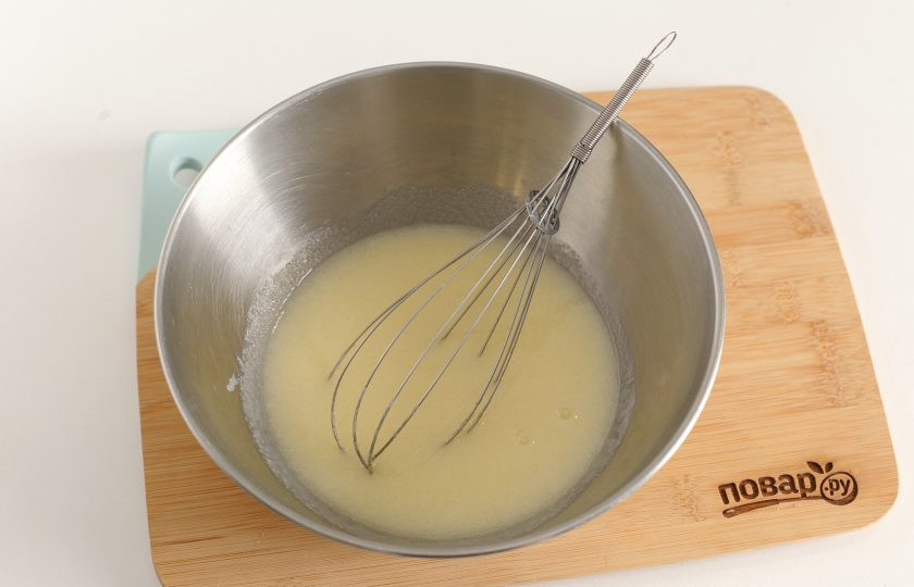 1. Этап. Шарлотка на одном яйце: Взбейте.