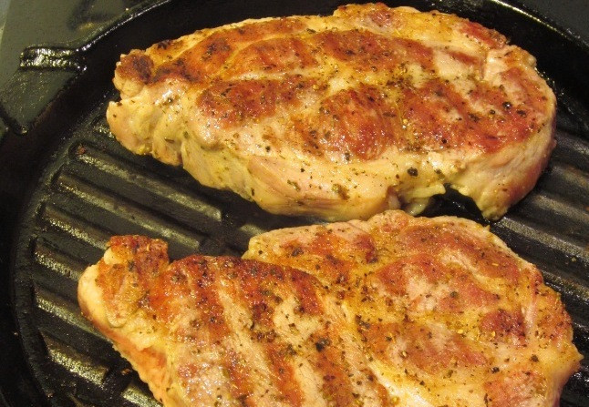 1. Этап. Стейк из шейки свинины: Затем уменьшаем огонь под сковородой и обжариваем мясо еще по 5 минут с каждой стороны. Затем мясо можно завернуть в фольгу, положив на каждый кусочек по кубику сливочного масла, и отправить в разогретую до 100 градусов духовку минут на 10-15.