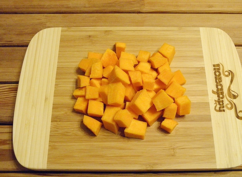 1. Этап. Каша из тыквы традиционная: Тыкву необходимо разрезать, выньте из неё семечки, удалите внутреннюю нитевидную оболочку. Разрежьте тыкву на небольшие кубики.