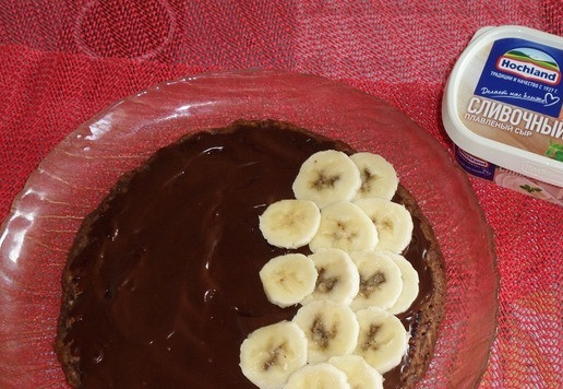 1. Этап. Шоколадный овсяноблин с бананом: На половину блина выкладываем кружочки банана.
