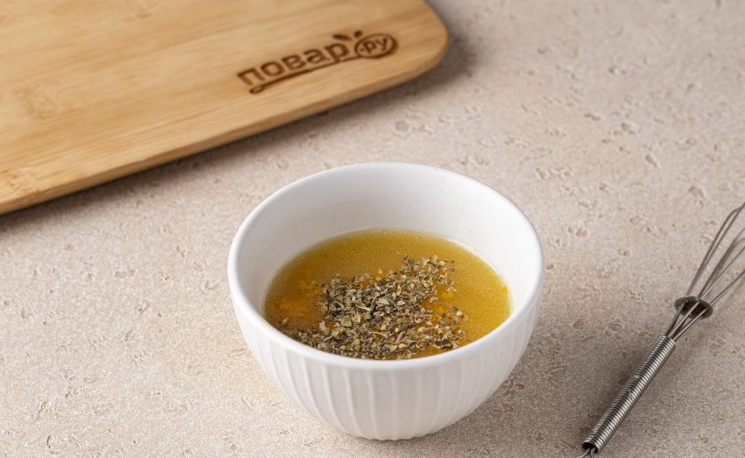 1. Этап. Апельсиновая салатная заправка с орегано: Добавьте цедру, соль и сухой орегано. Еще раз перемешайте.