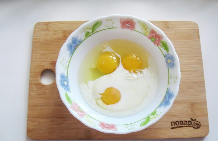 1. Этап. Омлет с сыром и кабачком: Налейте молоко.