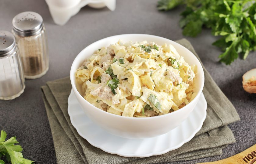 1. Этап. Салат с курицей и яйцами: Салат с курицей и яйцами готов. Приятного аппетита!