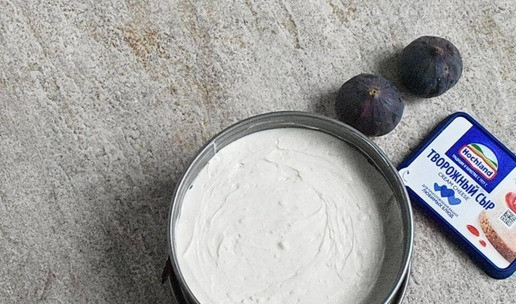 1. Этап. Чизкейк с инжиром и кокосом: 4. Выложите крем на песочную основу, пару раз стукните об стол, чтобы крем лег ровно и плотно. Накройте пленкой и уберите в холодильник часа на три минимум. Можно оставить на ночь.