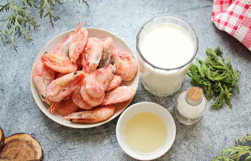 1. Этап. Креветки в молоке: Подготовьте все необходимые ингредиенты для приготовления креветок в молоке.