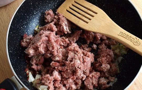 1. Этап. Гуляш Восхитительный: Добавьте фарш, перемешайте и обжаривайте в течение 5 минут.