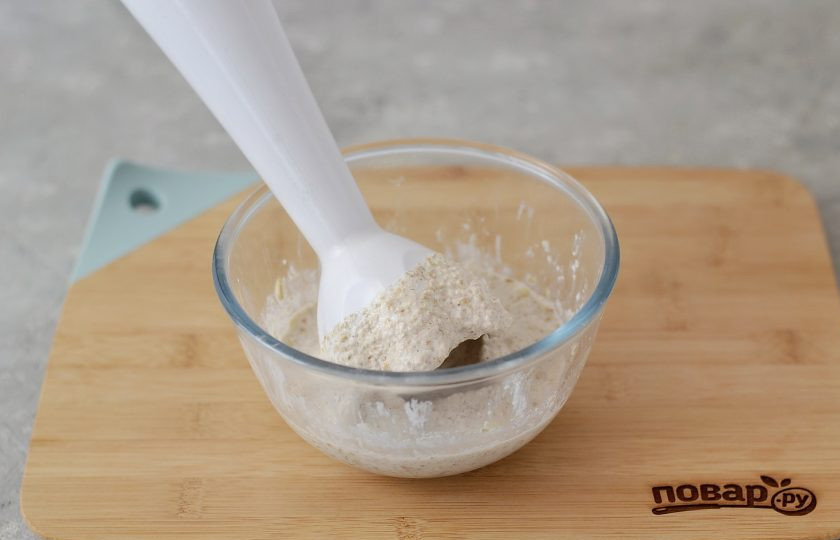 1. Этап. Оладьи из гречки и овсянки: Соедините гречневую крупу и овсяные хлопья, измельчите погружным блендером до однородной массы.