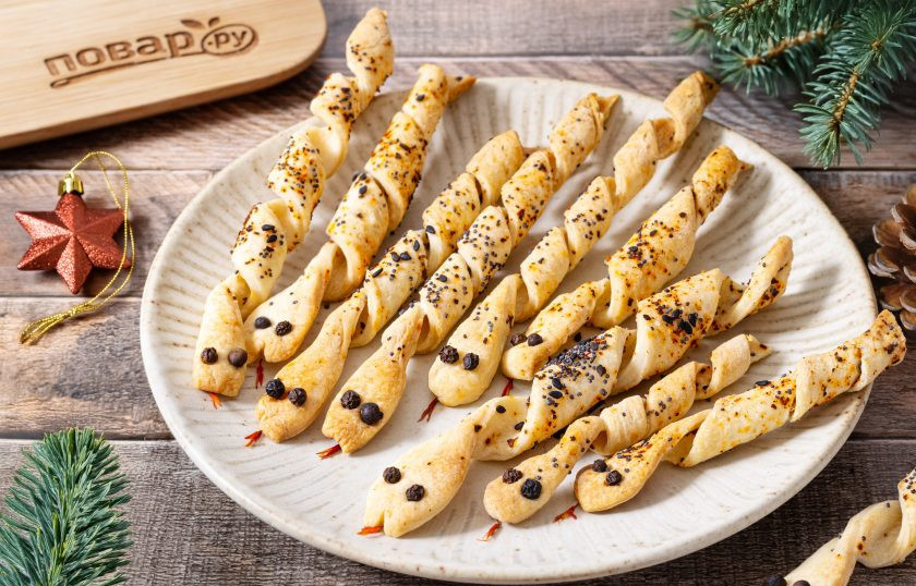 1. Этап. Хлебные палочки «Змейки»: После остудите палочки и аккуратно извлеките их со шпажек. Для подачи выложите палочки в тарелку, а из шафрана сделайте язычки. Хлебные палочки «Змейки» готовы, приятного вам аппетита!