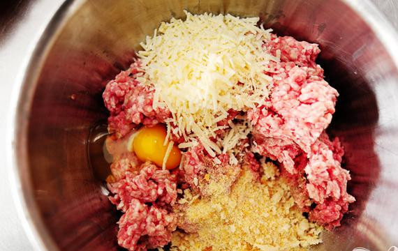 1. Этап. Спагетти с фрикадельками: Затем добавить свежего тертого Пармезана.