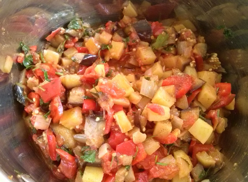 1. Этап. Аджапсандали: 10. Жареные овощи переложите в кастрюлю к картофелю и баклажанам. Посолите, добавьте специи, все перемешайте. Накройте крышкой и дайте настояться около 5 минут. Затем можно подавать.