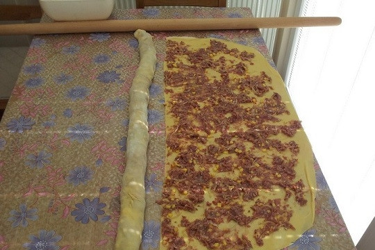 1. Этап. Ханума с мясом в пароварке: 6. Для удобства можно разрезать пополам. Аккуратно сверните рулетом.