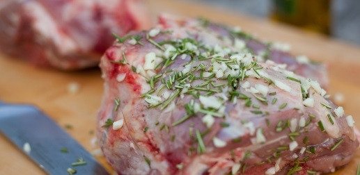 1. Этап. Плечо ягненка на гриле: 3. Натрите плечо рубленым чесноком с розмарином.