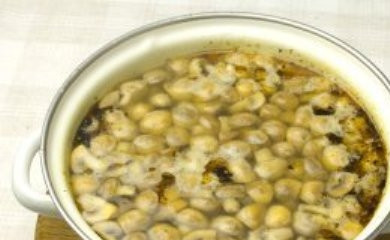 1. Этап. Суп из шампиньонов постный: В бульон добавьте шампиньоны с луком и муку. Варите в течение 15 минут.