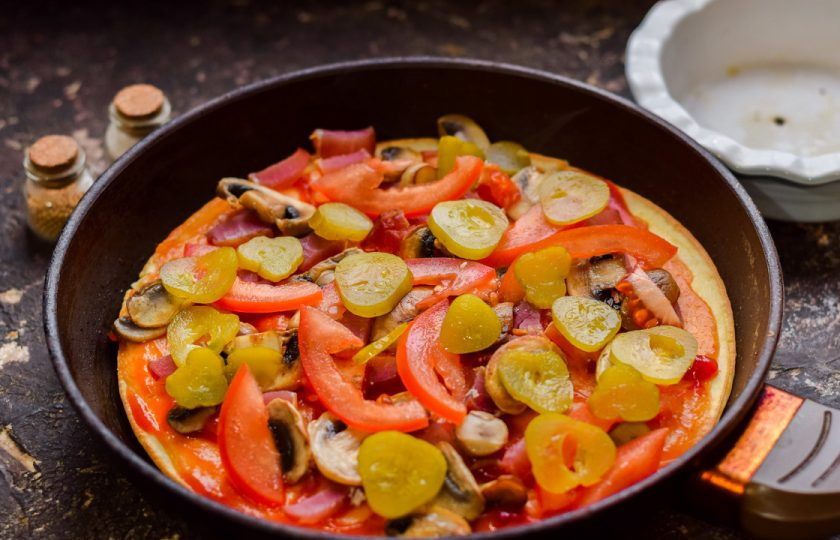 1. Этап. Пицца с грибами на сковороде: Выложите все ингредиенты начинки: огурцы, помидоры и грибы.