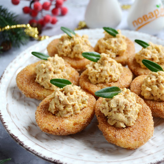 Обжаренные фаршированные яйца