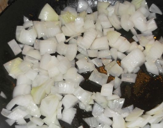 1. Этап. Икра кабачковая обжаренная: 3. Очищенный и измельченный лук обжариваем на растительном масле также до готовности.