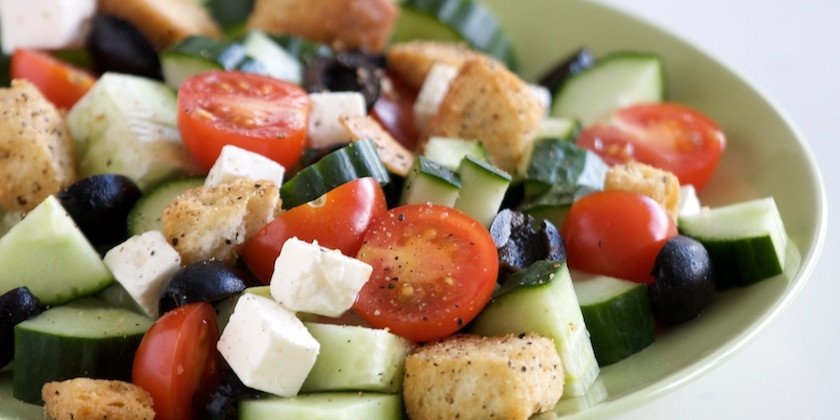 1. Этап. Греческий салат с сухариками: Овощи, зелень и сыр сложим в салатник, добавим очищенные от косточек маслины, польем заправкой и аккуратно перемешаем. Посыплем сухариками и немедленно подадим на стол!:)