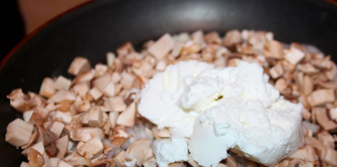 1. Этап. Курица диетическая с грибами: Потом добавьте творог, перемешайте и протушите минут 10.