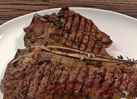 1. Этап. Стейк (T-Вone steak): 6. Далее вынимаем из духовки, и перекладываем на тарелку. Подавать со сливочным маслом и травами. Так как масло соленое, солить стейк не надо. Блюдо готово.