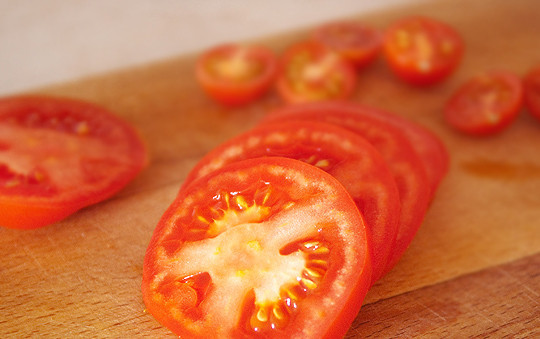 1. Этап. Бефстроганов в пароварке: 3. Нарезаем помидор также кольцами. Теперь приступаем к приготовлению.