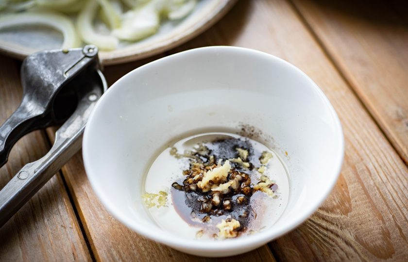 1. Этап. Карп в аэрогриле: В отдельную мисочку залейте растительное масло, добавьте соль, перец, соевый соус, выдавите через чеснокодавилку чесночные зубки. Все активно перемешайте.