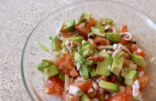 1. Этап. Салат с авокадо и морепродуктами: 2. Все ингредиенты, кроме салата, теперь измельчим и сложим в салатницу.