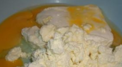 1. Этап. Пирог с капустой из творожного теста: Смешиваем два яйца с творогом и солью.