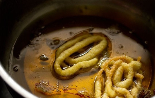 1. Этап. Джалеби индийские: 14. И переложите в сироп. Важно, чтобы сироп все время оставался теплым.