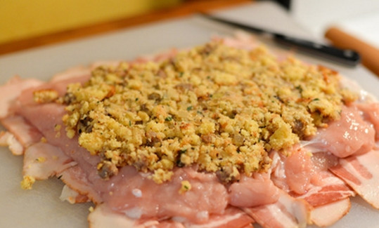 1. Этап. Рулет из индейки с курагой: 2. Теперь выкладываем индейку и отбиваем, чтобы была более плоской. Натираем специями и солью, по центру выложим начинку, сворачиваем в рулет. Бекон режем тонкими полосками и уже вокруг рулета обматываем полосочки, закрепляя зубочистками. В принципе, бекон можно было выложить первым, переплетя его между собой своеобразной сеточкой, а на него уже выкладывать филе. Здесь смотрите, как вам самим удобнее.