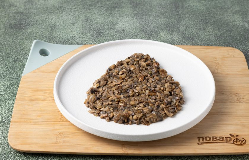 1. Этап. Овощной салат Дыхание Дракона: Теперь соберите салат. Первым слоем выложите жареные шампиньоны с репчатым луком. Придайте салату форму пламени.